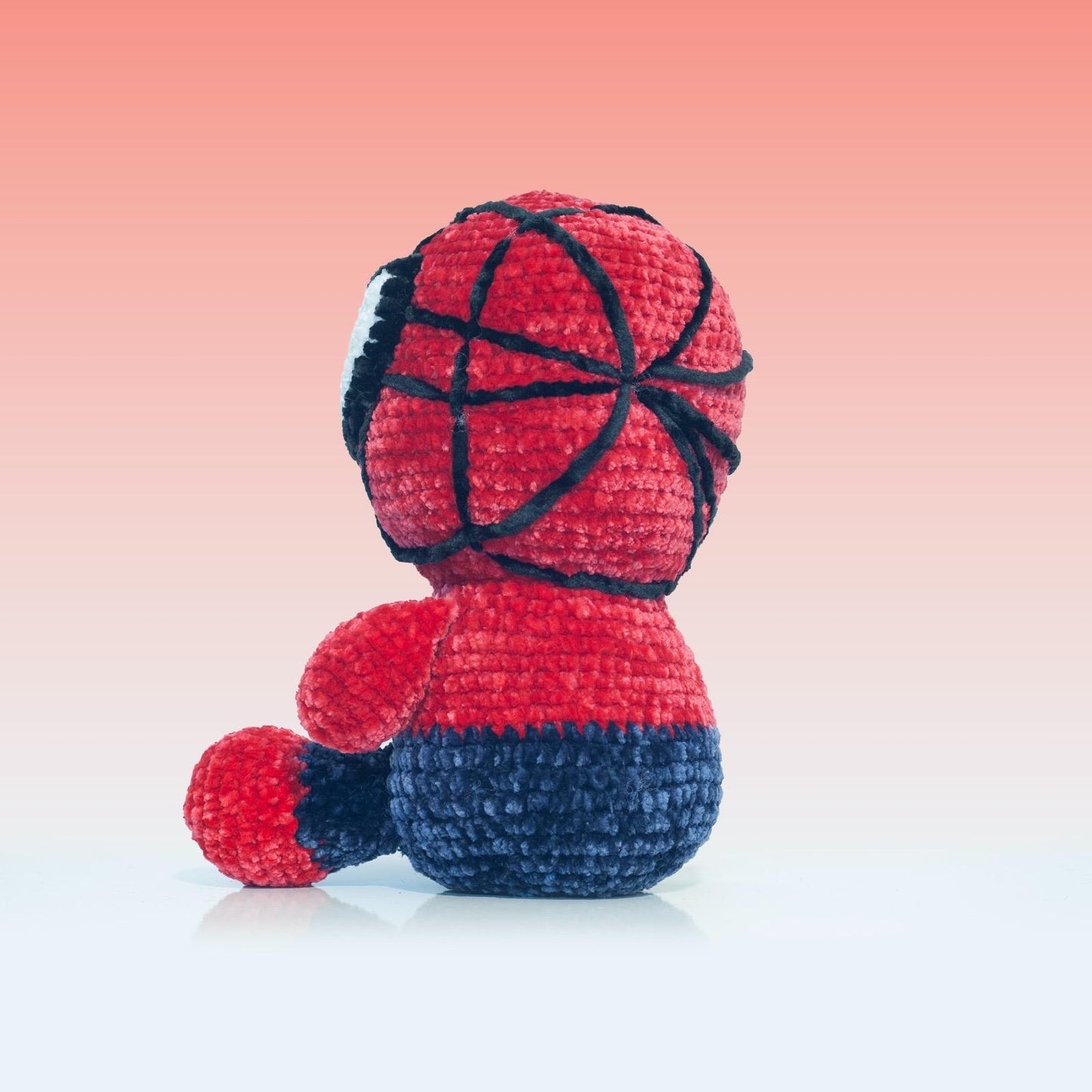 L'Uomo-Ragno Artigianale: Un Tributo Italiano a Spiderman