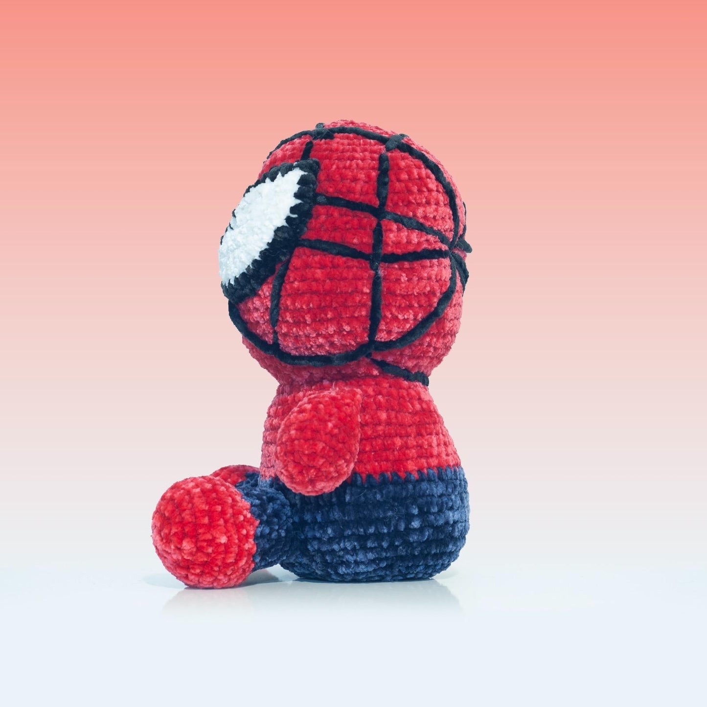 L'Uomo-Ragno Artigianale: Un Tributo Italiano a Spiderman